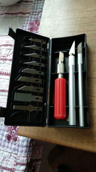 Nožíky k vyřezávání včetně krabičky