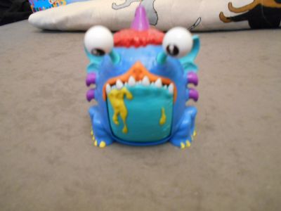 Obluda - otvírající pusu