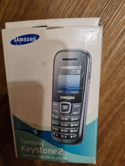úplně nový Samsung tlačítkový telefon