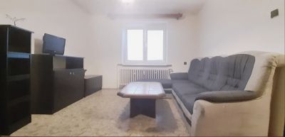 Gauč, obývací stěna, postel, kuchyňský kout, stolek.