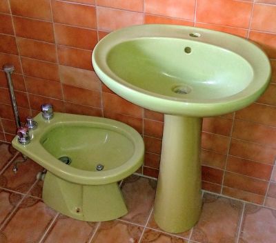 Zelené retro umyvadlo a bidet