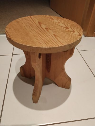 Menší dřevěná stolička