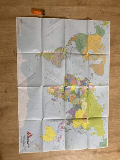 Mapa světa + plakát z druhé strany