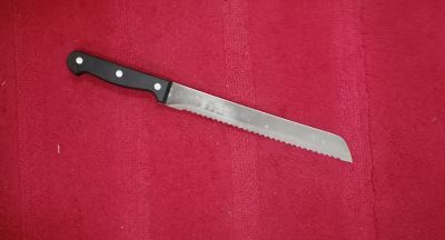 Vroubkovaný nůž