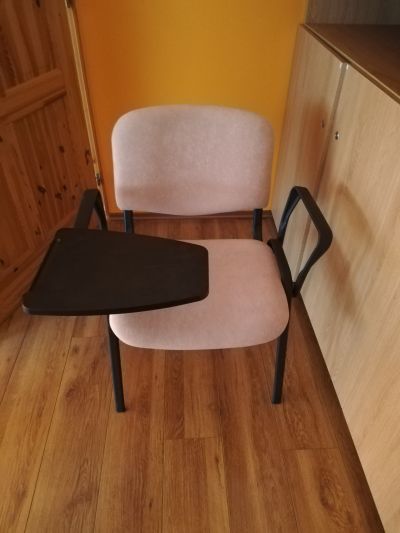 Kancelářská židle se sklopným stolečkem