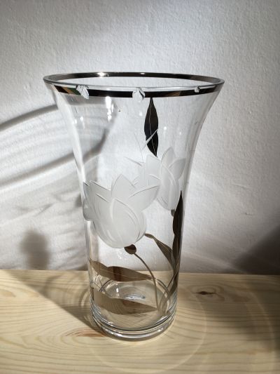 Skleněná váza s oťuky