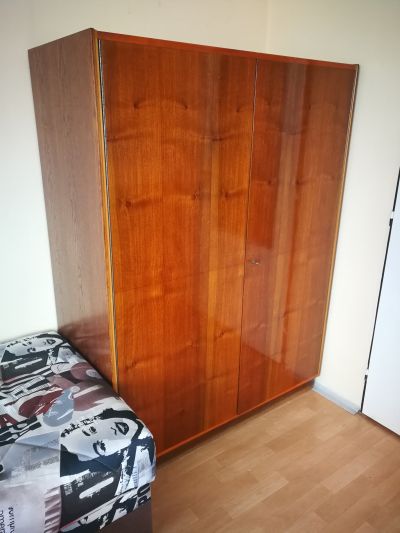 Velmi zachovalou skrin na saty.