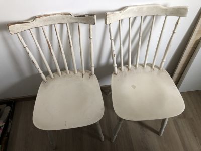 Dvě dřevěné židle značky TON
