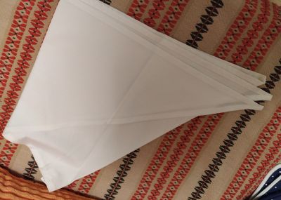 Trojúhelníkový šátek bílý