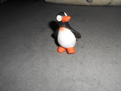 Keramická soška tučňáka.
