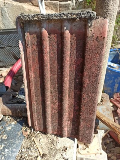 Daruji střešní betonové tašky.