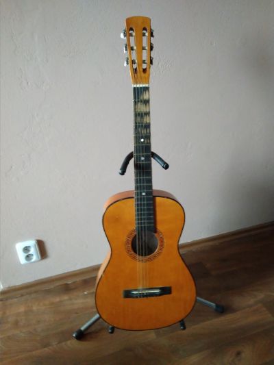 Malá kytara španělka.