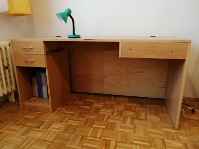 Psací stůl se 2 praktickými zásuvkami