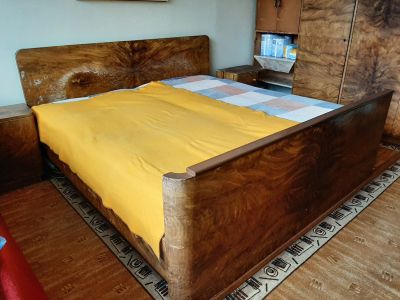 Dřevěná postel, skříně a noční stolky