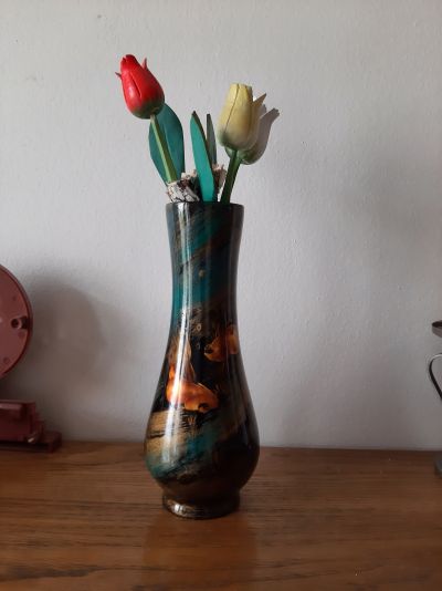 Drevena vazicka a tri tulipany