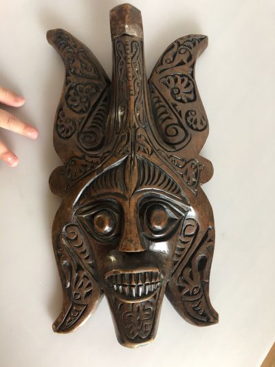 Dřevěná dekorační maska z Indonésie k zavěšení
