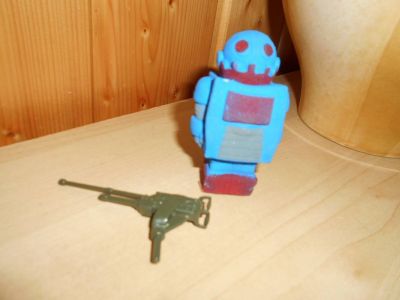 Robot a plastová zbraň.
