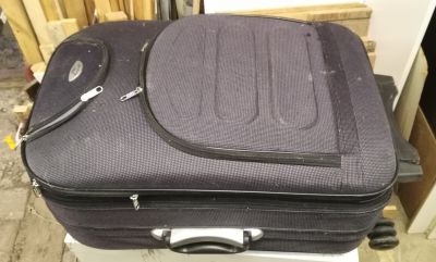 Větší kufr na kolečkách batoh