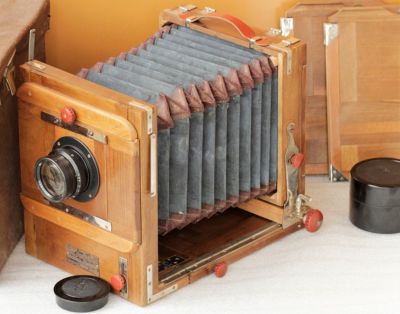Starý dřevěný měchový fotoaparát