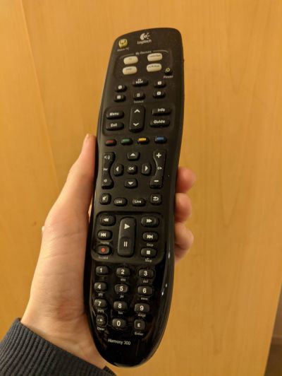 Univerzální programovatelný ovladač Logitech Harmony 300