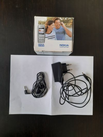 Nokia 1600 - nabíječka + sluchátka