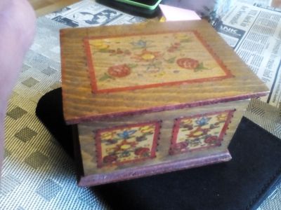 Menší dřevěná krabička