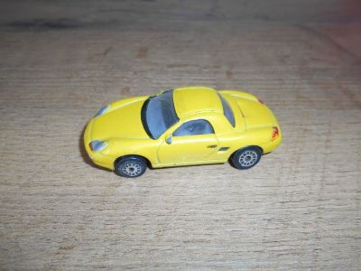 Žluté malé autíčko