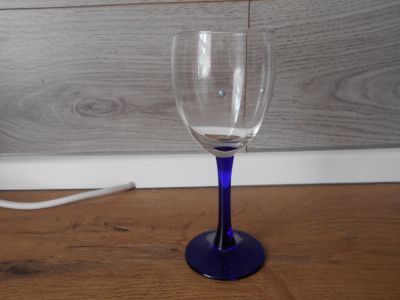 Sklenka na víno s modrou nožkou
