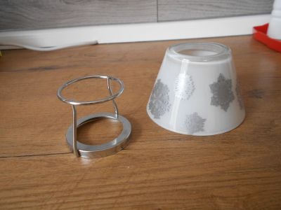 Skleněné stínítko s konstrukcí na svíčku ve skle