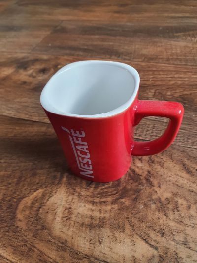 Hrnek na kafe Nescafé