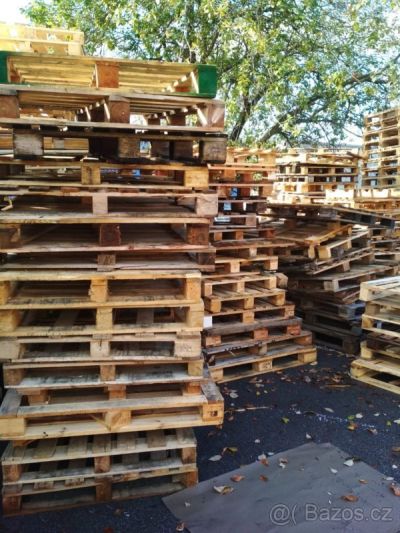 Dřevěné, poškozené palety na topení