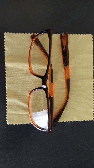 Jednopackové čtecí brýle 2.5 a hadříkem