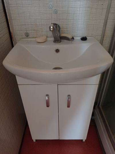 Umyvadlo se zrcadlovou skříní