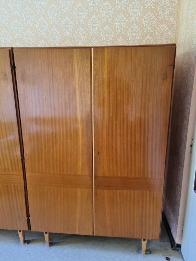 Masivní skříně na oblečení