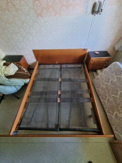 Dřevěná postel s pružinovým roštem