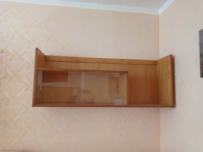 Police se skleněnou vitrínou