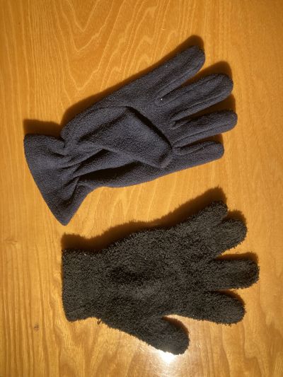2 ks různých rukavic bez páru