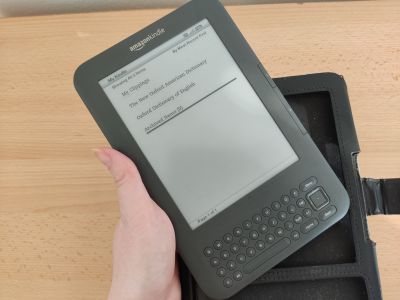 Nefunkční Amazon Kindle + obal