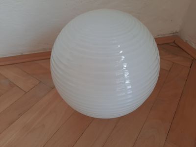 Daruji stínidlo na světlo ve tvaru koule bez poškození