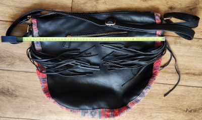 Černá kožená kabelka sbarevným vzorem