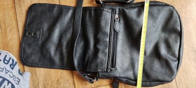 Černá kožená kabelka (asi).