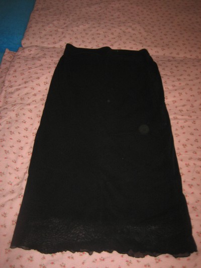 Černou krajkovou sukni 