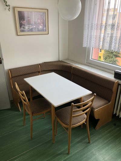 Rohová lavice s úložným prostorem + stůl a 2 židle