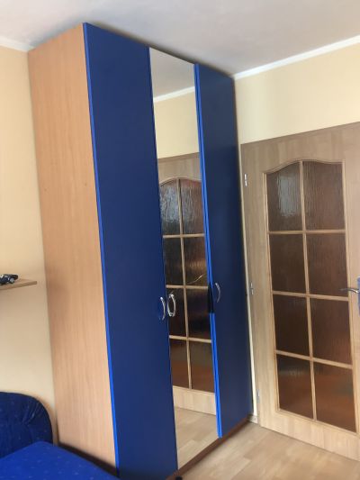 Za odvoz přenechám šatní skříň.