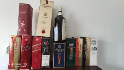 Prázdné obaly od whisky.