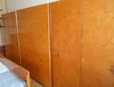 světlá šatní skříň