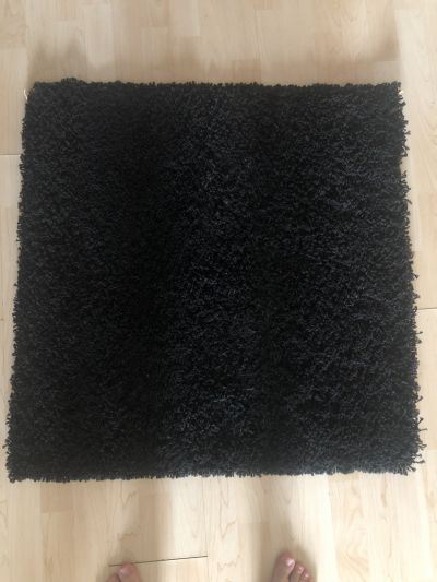 Malý černý koberec