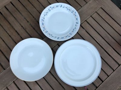 Tři velké mělké retro talíře