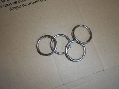 Čtyři  stříbrné kovové kroužky na ubrousky