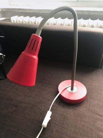 IKEA lampa červená